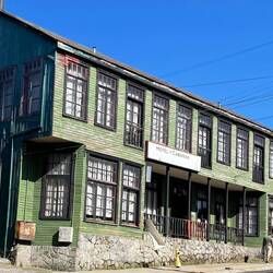 Ein in die Jahre gekommenes Hotel in Chonchi.