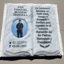 Solche Marmorbücher findet man auf allen Gräbern in Chile, nicht nur hier auf der Insel Chiloe.