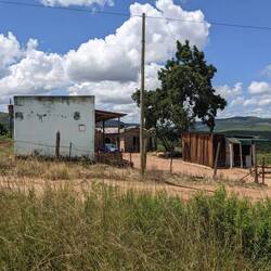 Die Häuser in eSwatini haben Strom, aber keinen Wasseranschluss und kein Abwasser