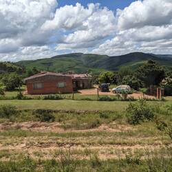 In kleinen Nebengebäuden sind die Toiletten untergebracht