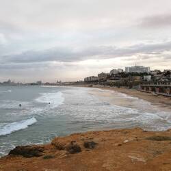 Le lendemain (bcp plus froid) les surfeur dans l'eau