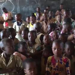 Een bedankingslied van de school voor ons.