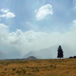 Au milieu se trouve le Mt Sunday, la cité d'Edoras du Seigneur des Anneaux!