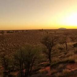 Magische Stimmung mit Sonnenaufgang und Vollmond
