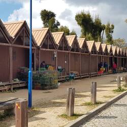 Zahllose Fischerhütten mit alten Männern die Reusen und Tauwerk flickten