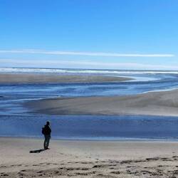 HIer fliessen die beiden Flüsse ins Meer. Martin im Vordergrund