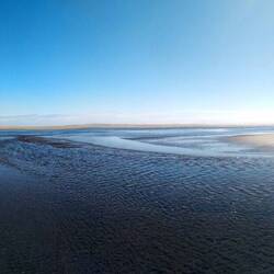 Hier fliessen zwei Flüsse zusammen und münden rechts im Bild ins Meer.