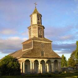 Holzkirche in Norcon. Sie liegt zwischen Cacou und Chonchi.