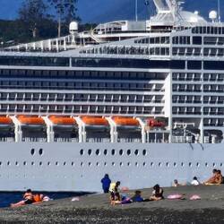 2. Reihe über den Rettungsbooten, etwa 3. von rechts, wo die Trennwand gerade im Schatten liegt.