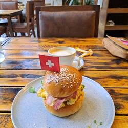 Frühstück 😂🇨🇭🙈