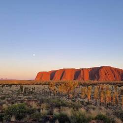 Uluru mit Mond und Kata Tjuta im Hintergrund