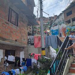 Runter nimmt uns der Guide durch das wahre Viertel, weg von der Hauptstrasse