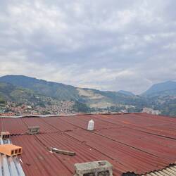 Im Hintergrund der Hang in dem sie nach den Vermissten suchen