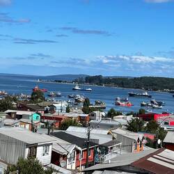 Blick von unserer Unterkunft auf den Hafen von Quellón