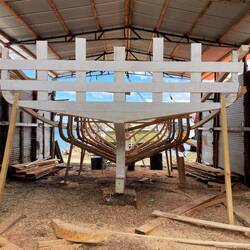 In der Werft entsteht ein neues Schiff.