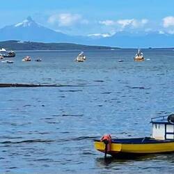 Im Hintergrund auf dem Festland der Vulkan Corcovado