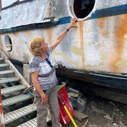 Regine vor dem Bullauge