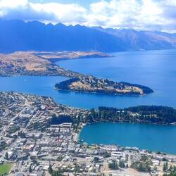 Wow, was für ein Ausblick auf Queenstown, den Wakatipu See und seine Buchten.