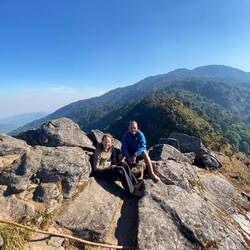 Wir auf 2200m. Im Hintergrund der Doi Intanhon mit 2565m