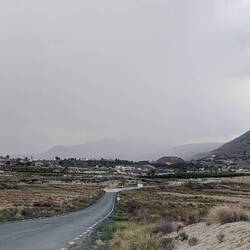 Da vorne ist unser heutiges Tagesziel: Los Baños de Fortuna. Leider fahren wir in den Regen