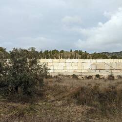 Große Marmorblöcke lagern neben der Straße