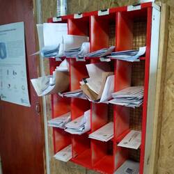 Hier können die Briefe abgeholt werden.