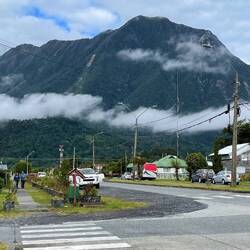 Blick auf die Berge hinter Chaitén
