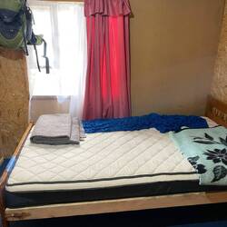 Das Bett für (im Angebot) 1,5 Personen soll auch Platz für zwei bieten. Die Perspektive täuscht!