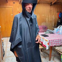 Martins neuer Regen-Poncho. Er ist sichtbar stolz!
