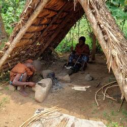 Er schmiedet Pfeilspitzen