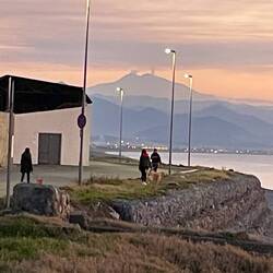 Da raucht er wieder mit seinen Kumpels