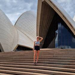 Nina nach ihrem Auftritt in der Oper