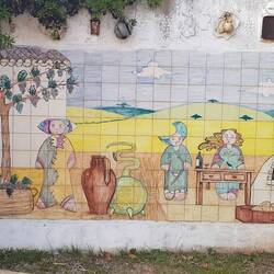 Abstrakte Malerei an einem Dorfbrunnen