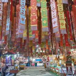 teilweise sind die Tempelvorräume extrem bunt