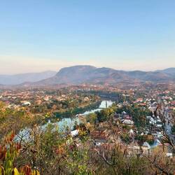 Zurück in Luang Prabang spazieren wir auf den Hausberg für den Sonnenuntergang