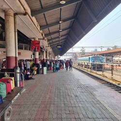 Bei 35 Grad am Bahnhof mit vielen Menschen mit ganz viel Gepäck