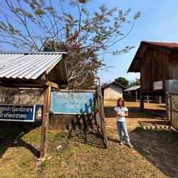 Devant l'école du village Hmong