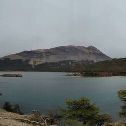 Hinten rechts, versteckt hinter ganz viel Grau, befindet sich der Fitz Roy