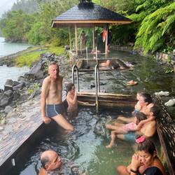 Plaudern mit den Mit-Sitzenden