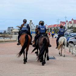Auch hier wieder überall viel Polizei zur Bewachung des Strandes