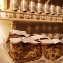 Famous Applestrudel of Vienna, go on the live-show