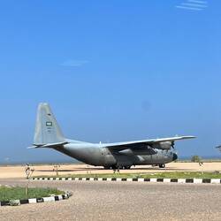 Saudische C130, die Coca Cola Dosen brachte