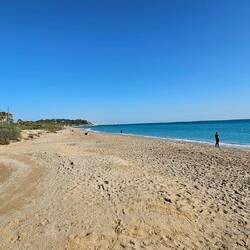 Der Stellplatz liegt direkt an diesem schönen Strand.
