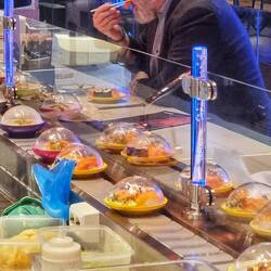 Shushi in der Bahnhofshalle🤭😋