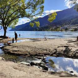 Direkt am See am Strand. Und ein Minifluss für Wasserspiele ;)