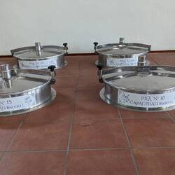 Unterirdisch Tanks mit je 86.000 l Fassungsvermögen