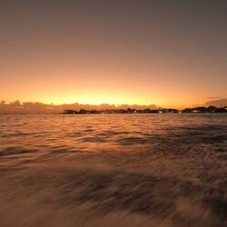 Im Sonnenuntergang aufs Meer hinaus