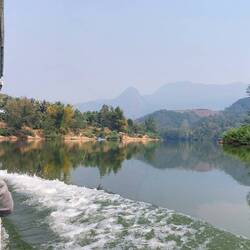 Mit dem Boot geht unsere Reise ein Stück weiter 🛶