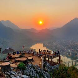 Romantischer Sonnenuntergang auf dem Aussichtspunkt Som Nang