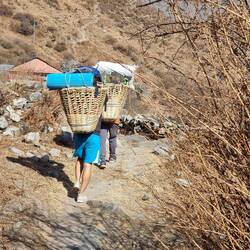Besagte Träger tragen ohne Wanderschuhe